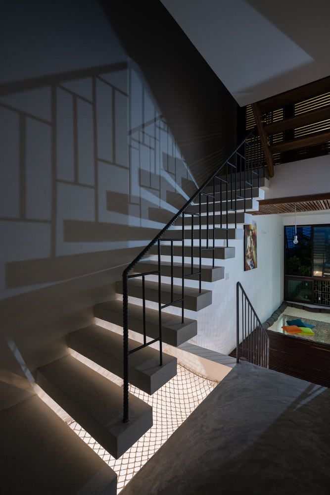 Căn nhà được kết nối theo chiều thẳng đứng với những khoảng thở đan xen giữa các tầng.