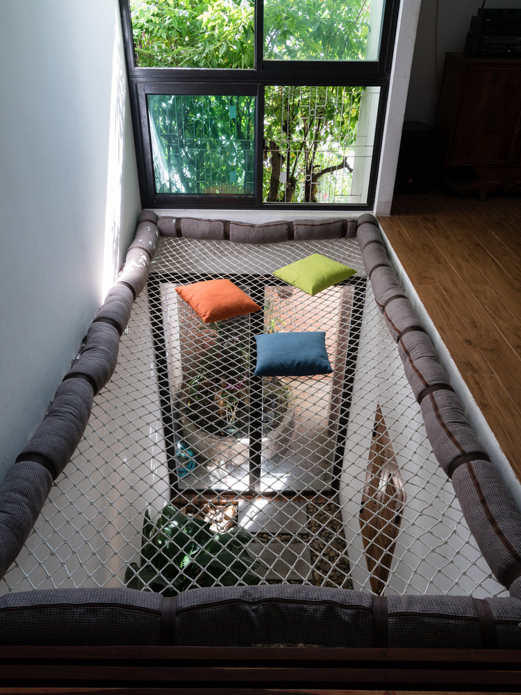 Một góc nhỏ được tận dụng làm võng sàn để có thêm không gian vui chơi cho các con.