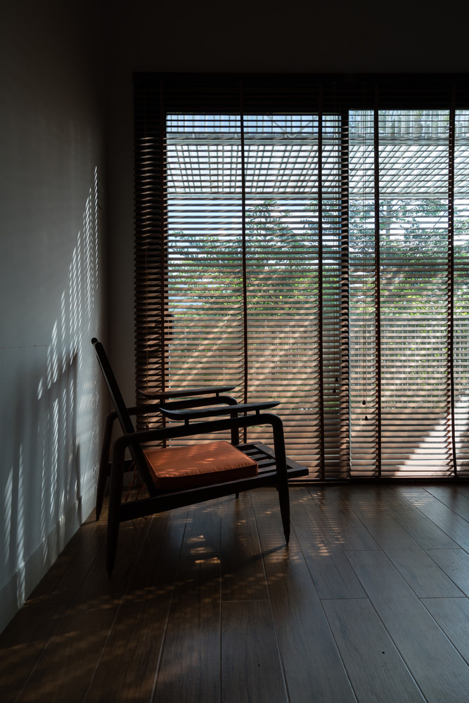 Do chính nắng hướng Tây, gia chủ thiết kế hệ cửa rèm kéo bằng gỗ giúp căn phòng luôn vui mắt bởi sự thay đổi liên tục của ánh sáng.