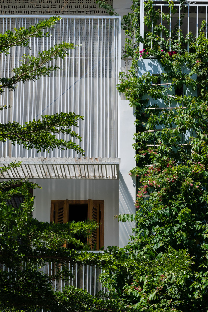 Nằm trong một khu đô thị mới ở Nha Trang, Blinds Townhouse là ngôi nhà được thiết kế cho gia đình 3 thế hệ. Do mặt tiền chính hướng Tây nên kiến trúc sư cần đưa ra giải pháp xử lý hiệu quả.