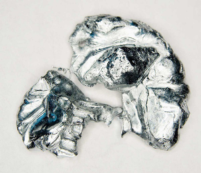 Hợp chất Gali Nitrit (GaN) là chất bán dẫn, có thể dẫn hoặc cách điện tùy điều kiện. Đây cũng là nguyên liệu quan trọng với xe điện.