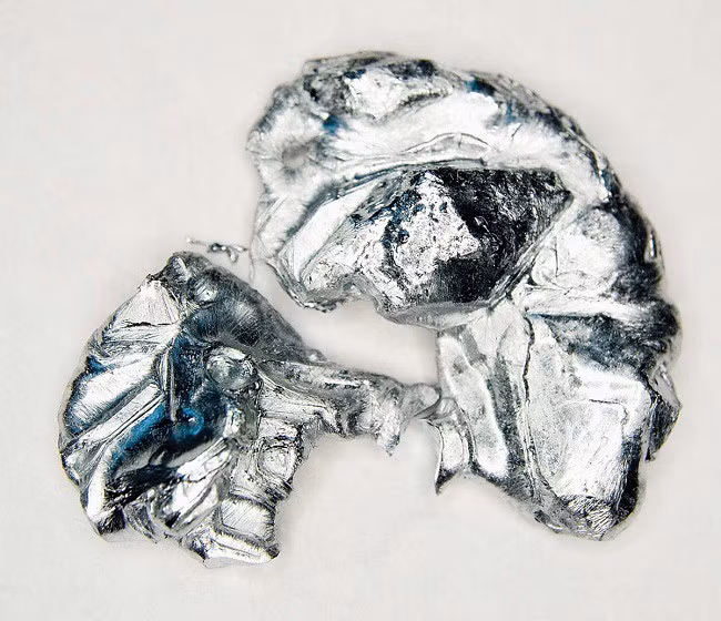 Hợp chất Gali Nitrit (GaN) là chất bán dẫn, có thể dẫn hoặc cách điện tùy điều kiện. Đây cũng là nguyên liệu quan trọng với xe điện.