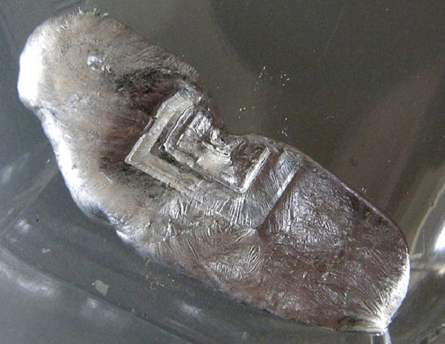 Trên thực tế, gali gần như không tồn tại tự do trong tự nhiên. Gali thường được tìm thấy trong quặng kẽm hoặc bô xít (quặng nhôm), nhưng ở số lượng rất ít.