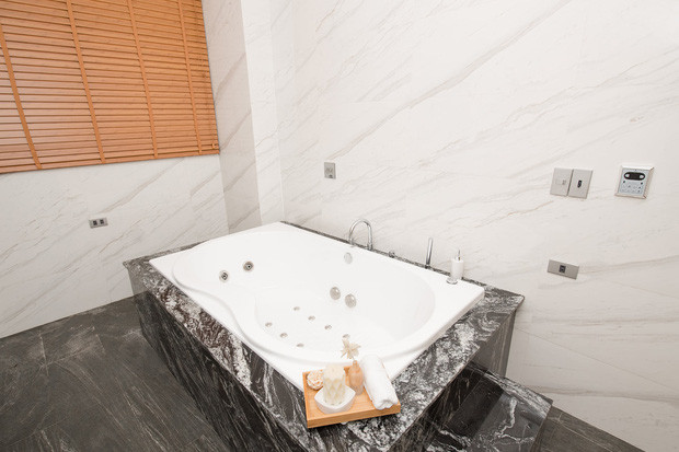 Đáng chú ý, Quế Ngọc Hải không ngại bỏ ra hơn 200 triệu đồng để xây riêng một phòng xông hơi cho vợ. Ảnh: FBNV