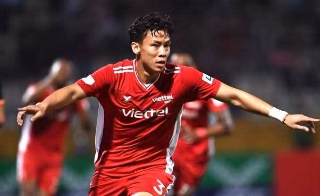Quế Ngọc Hải là một trong những cầu thủ có thu nhập cao nhất nhì bóng đá Việt. Sau khi cùng đội tuyển Việt Nam giành chức vô địch AFF Cup 2018, CLB Viettel đã chi 9 tỷ đồng tiền lót tay để đưa Quế Ngọc Hải về. Ảnh: Zing
