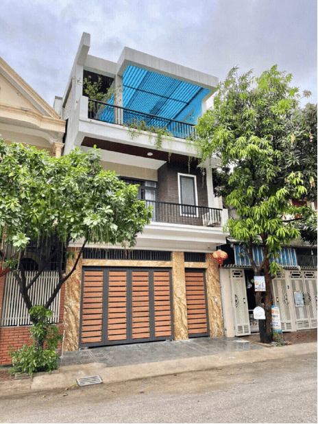 Với mức lương khủng, Quế Ngọc Hải nhanh chóng sở hữu khối tài sản lớn. Năm 2021, chàng trung vệ khiến ai nhiều trầm trồ khi khoe căn nhà 3 tầng được xây ở quê. Ảnh: FBNV