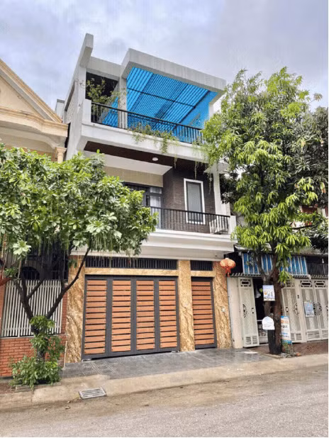 Với mức lương khủng, Quế Ngọc Hải nhanh chóng sở hữu khối tài sản lớn. Năm 2021, chàng trung vệ khiến ai nhiều trầm trồ khi khoe căn nhà 3 tầng được xây ở quê. Ảnh: FBNV