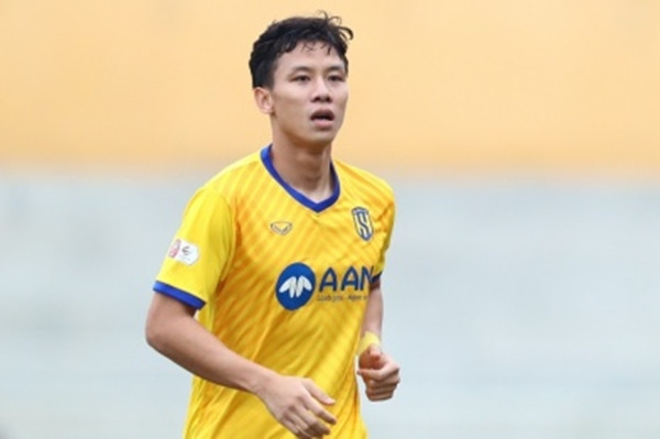 Tuy nhiên, chỉ sau 3 năm, nam trung vệ quyết định quay về với CLB cũ là Sông Lam Nghệ An với 10 tỷ đồng tiền lót tay cùng mức lương lúc ấy khoảng 70 triệu đồng/tháng. Ảnh: Tinthethao