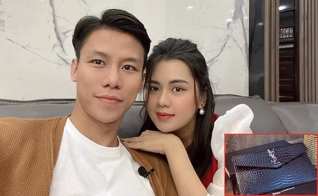 Ngoài ra, Quế Ngọc Hải cũng sử dụng nhiều món đồ hàng hiệu đắt đỏ. Nam cầu thủ từng khiến hội chị em ao ước khi tặng vợ hoa khôi túi hàng hiệu Yves Saint Laurent có giá vài chục triệu đồng. Ảnh: FBNV