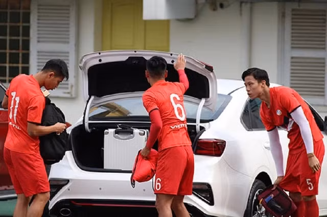 Trước khi tậu Macan, Ngọc Hải thường được bắt gặp tự lái chiếc ô tô Kia Cerato có giá khoảng 600 triệu đến sân tập. Ảnh: Internet