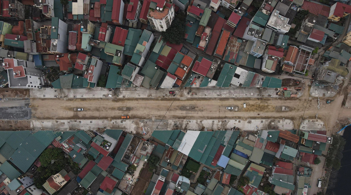 Các đơn vị thi công đang tích cực hoàn thiện tuyến đường nối từ khu đô thị Đồng Tàu đến đường Tam Trinh (quận Hoàng Mai, Hà Nội). Tuyến đường dài 1,9km, mặt cắt ngang 30m, gồm lòng đường 15m (4 làn xe) vỉa hè 7,5m mỗi bên thuộc địa bàn các phường Thịnh Liệt và Yên Sở (quận Hoàng Mai). Dự án được UBND TP Hà Nội phê duyệt chỉ giới đường đỏ vào năm 2018, khởi công năm 2022, dự kiến hoàn thành vào tháng 7/2023; khoảng 5,9ha đất tại đây đã được UBND quận Hoàng Mai thu hồi. Tổng mức đầu tư cho dự án là 500 tỷ đồng. Trong đó, có 100 tỷ đồng dành cho xây lắp, số còn lại chủ yếu dành cho đền bù, giải phóng mặt bằng và một số hạng mục liên quan.