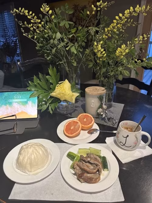 Bà Liên Phạm hái hoa cắm bình trang trí trong nhà. Ảnh: FBNV