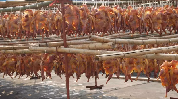 Thân xác của những con gà sẽ vẫn ở đó cho đến khi khô lại và... lên đĩa.