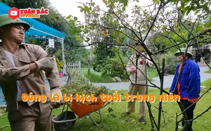 Không chỉ trồng nhiều loại cây, nam nghệ sĩ còn thường xuyên dạy các con làm vườn. Ảnh: FBNV