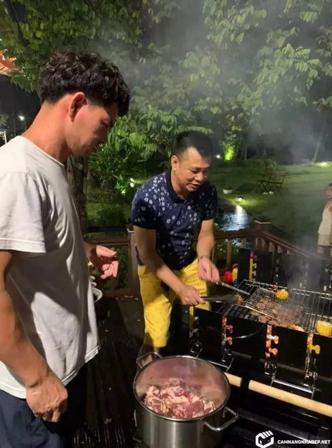 Nhà vườn rộng rãi cũng là nơi nam nghệ sĩ tổ chức tiệc cùng bạn bè, người thân. Ảnh: Camnangnhadep