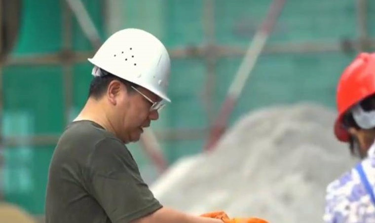 Đáng chú ý, Wang Junjin từng khiến mọi người ngạc nhiên khi đội mũ, mặc áo như công nhân xây dựng để trải nghiệm, làm việc thấu hiểu phần nào sự vất vả của các lao động nhập cư. Ảnh: Weibo