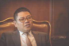 Ít ai biết, Wang Junjin sinh ra trong gia đình nghèo khó ở Chiết Giang, Trung Quốc. Để thoát nghèo, 3 anh em nhà họ Wang dắt díu nhau kinh doanh. Ban đầu, họ làm nghề in phiếu ăn cho người ta rồi bán lại. Ảnh: FlightGlobal