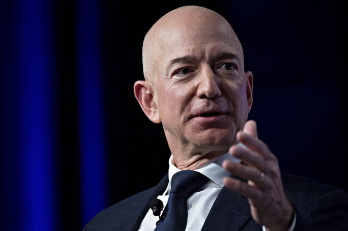 Đứng ở vị trí thứ 3 là tỷ phú Jeff Bezos với 127 tỷ USD. Trong năm qua, khối tài sản của Jeff Bezos giảm 57 tỷ USD, mức giảm lớn nhất trong số các tỷ phú, do giá cổ phiếu của Amazon sụt 38%. Ảnh: CNBC