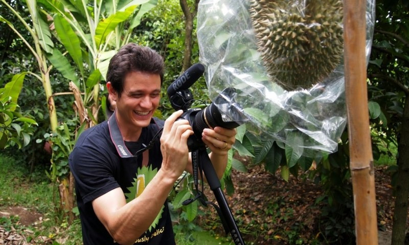 Nếu như các vùng khác sử dụng nước ngầm, nước sông hay nước suối để tưới cây thì ở Nonthaburi, nông dân mua nước máy để trồng sầu riêng. Ảnh: Yearofthedurian