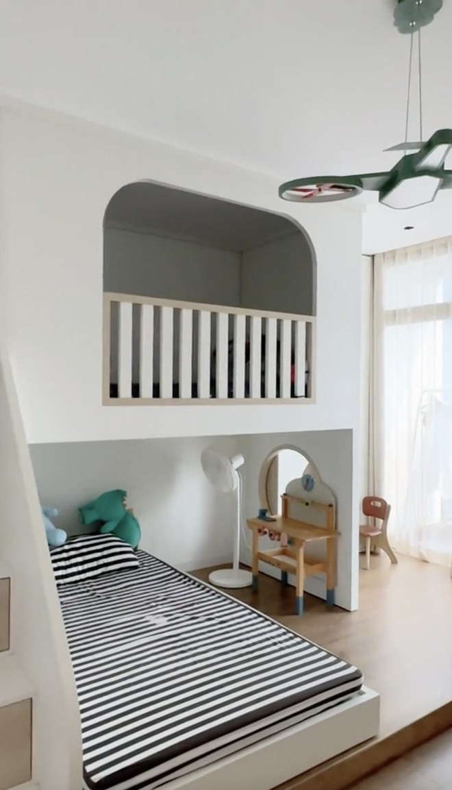 Phòng ngủ của con Kiều Anh có cả khu vui chơi riêng.