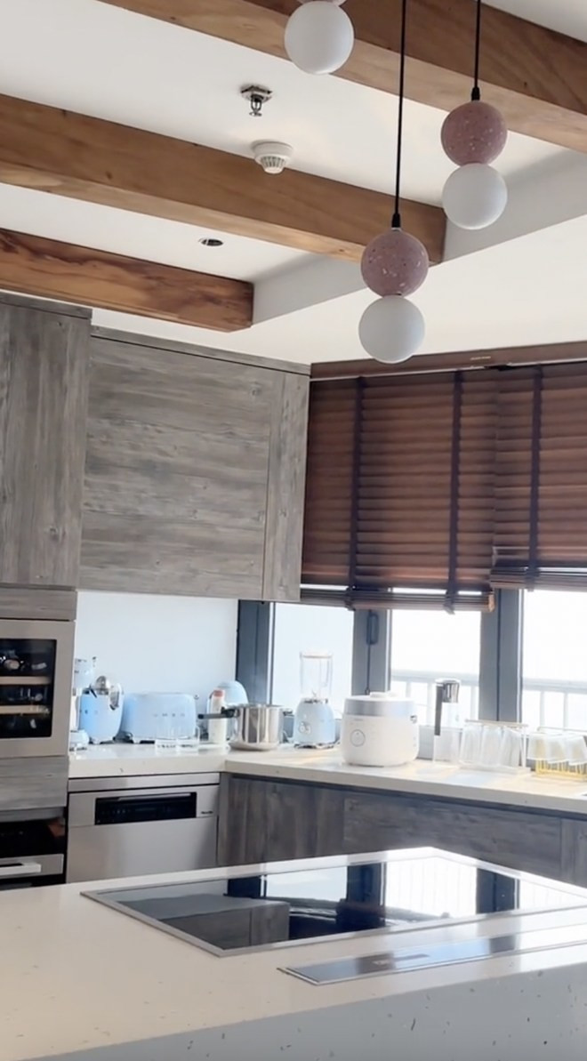 Căn hộ của ca nương Kiều Anh nằm tại một chung cư có tiếng ở Hà Nội. Ngôi nhà rộng 300m2, chia thành nhiều phòng khác nhau.