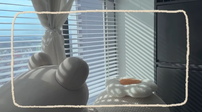 Á hậu Phương Nga còn sắm thêm nhiều đồ decor màu trắng tô điểm cho phòng ngủ. Ảnh: chụp màn hình