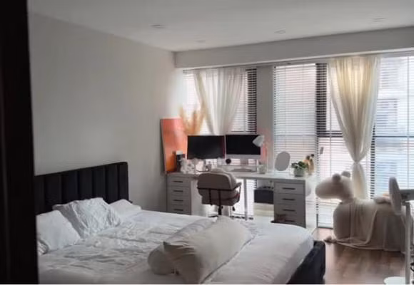 Phương Nga cũng cho thợ tháo dỡ những món đồ nội thất gắn tường không vừa ý. Thay vào đó là loạt item mới tinh do người đẹp tự tay lựa chọn. Ảnh: chụp màn hình