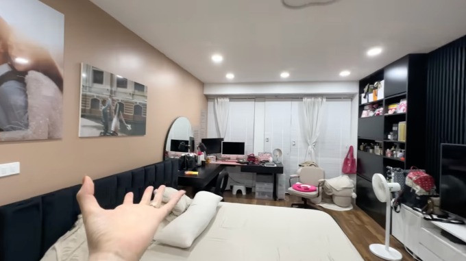 Phòng ngủ ban đầu được sơn tông màu xám, sau đó 2 vợ chồng nhiều lần đổi sang các gam màu khác như trắng và nâu nhưng vẫn chưa ưng ý. Ảnh: chụp màn hình