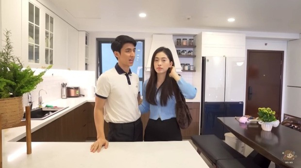 Căn nhà của Bình An - Phương Nga có thiết kế đơn giản với gam màu trắng - nâu ấm áp. Ảnh: chụp màn hình