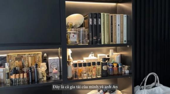 Chiếc tủ màu đen trưng bày album, nước hoa của cả 2 vợ chồng...Ảnh: chụp màn hình