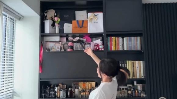 Góc nhỏ trong phòng ngủ cho thấy Phương Nga là fan ruột của Blackpink. Ảnh: chụp màn hình