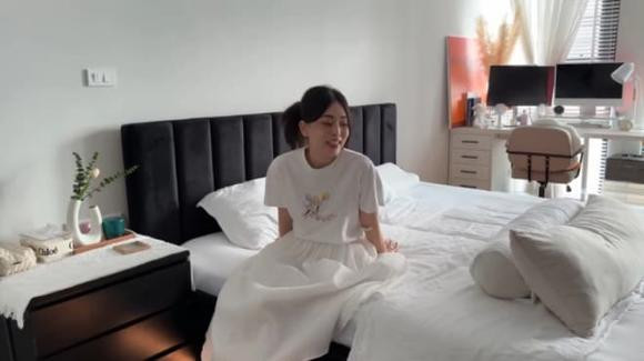 Sau nhiều lần tham khảo, cuối cùng Phương Nga quyết định sơn lại phòng ngủ bằng gam màu trắng, phối với các món đồ nội thất màu đen trông sang trọng và hiện đại hơn. Ảnh: chụp màn hình