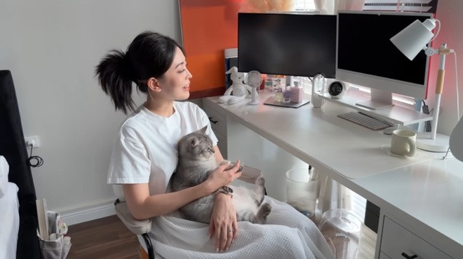 Bàn làm việc màu trắng cùng tông với toàn bộ căn phòng. Ảnh: chụp màn hình