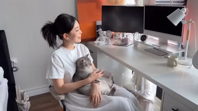 Bàn làm việc màu trắng cùng tông với toàn bộ căn phòng. Ảnh: chụp màn hình