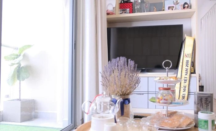 Hiện tại, Bùi Quỳnh Hoa đang sống trong một căn chung cư 2 phòng ngủ ở trung tâm TP HCM. Căn hộ được Quỳnh Hoa tậu khi mới tuổi đôi mươi, sau một thời gian tích cóp từ công việc mẫu ảnh. Ảnh: Saostar