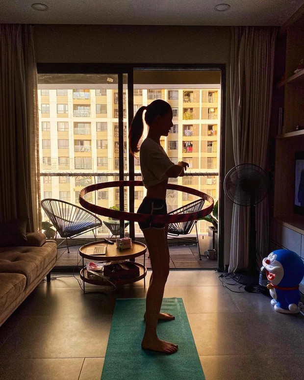 Thời điểm giãn cách vì dịch bệnh, Quỳnh Hoa tập luyện giữ dáng ngay trong phòng khách. Ảnh: FBNV