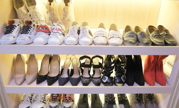 Tủ giày của Quỳnh Hoa chất đầy các thương hiệu nổi tiếng như Kenzo, Balenciaga...Ảnh: Saostar
