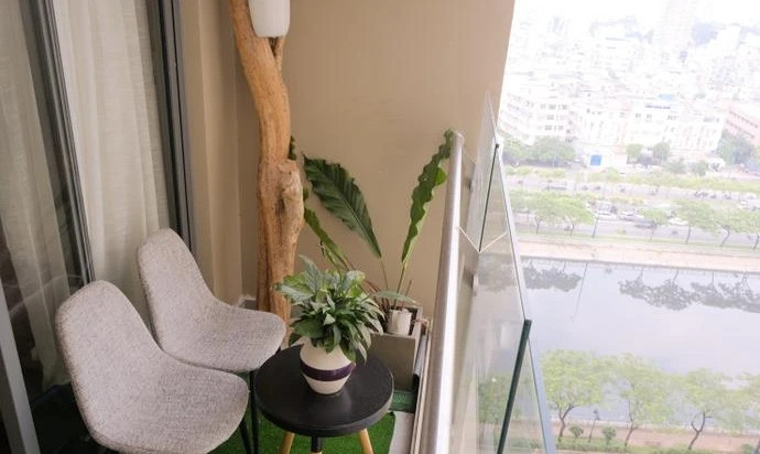 Ban công không quá rộng nhưng có view nhìn toàn cảnh thành phố. Ảnh: Saostar