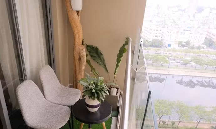 Ban công không quá rộng nhưng có view nhìn toàn cảnh thành phố. Ảnh: Saostar