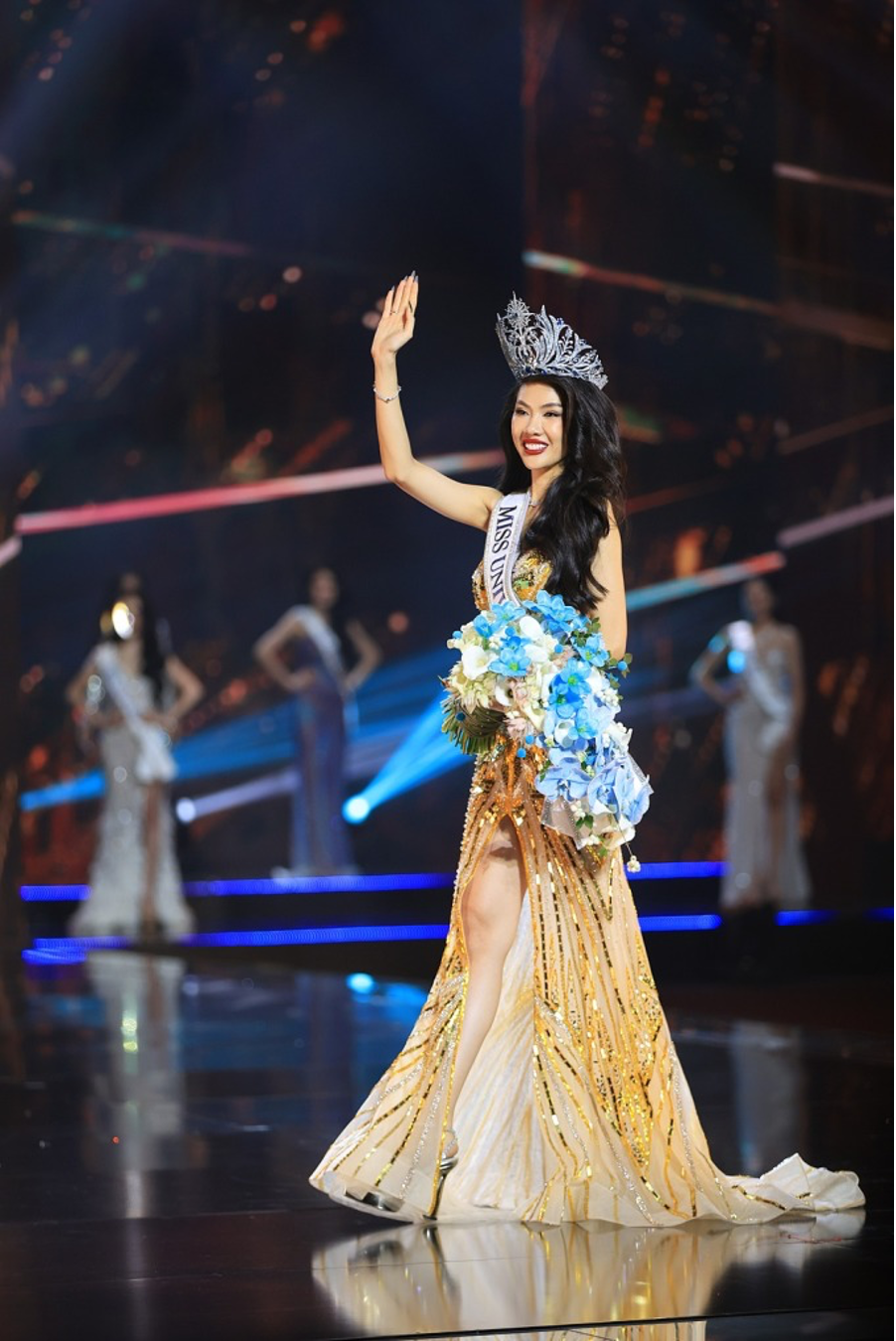 Danh hiệu cao nhất trong đêm Chung kết Miss Universe Vietnam 2023 đã gọi tên Bùi Quỳnh Hoa. Trước khi giành được vương miện của Miss Universe Vietnam 2023, Bùi Quỳnh Hoa đã có sự nghiệp trong làng giải trí lẫn kinh doanh. Ảnh: ĐSPL