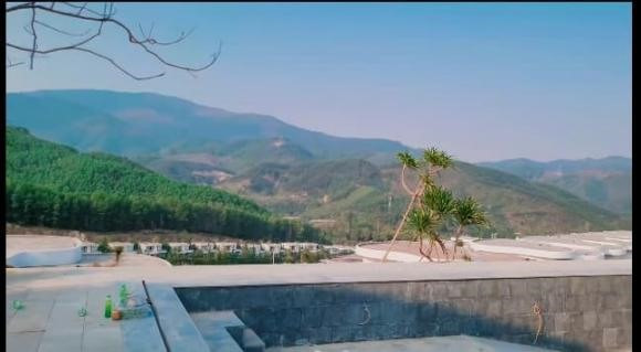 Biệt thự mới của Mạnh Trường nằm trong một khu nghỉ dưỡng gần gũi thiên nhiên khi xung quanh là đồi núi.