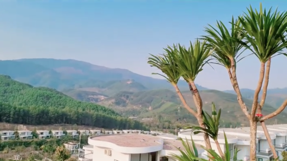Ấn tượng nhất là phần view núi rừng mênh mông, không khí trong lành.