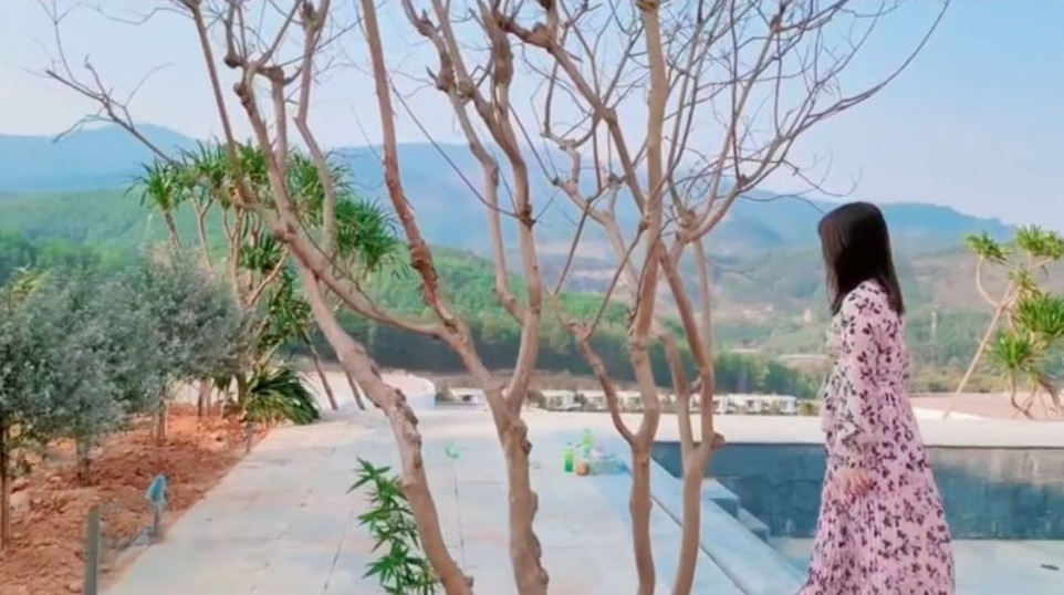 Dù không gian chưa trang hoàng xong nhưng khán giả cũng phần nào thấy được độ hoành tráng của căn biệt thự.