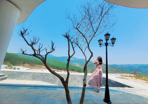 Hiện tại, khu vực hồ bơi trước biệt thự đã hoàn thiện. Xung quanh trồng nhiều cây và hoa.