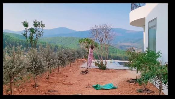 Trên trang cá nhân, diễn viên Mạnh Trường vừa chia sẻ đoạn story ghi lại cảnh vợ chồng anh đang trong quá trình dọn dẹp biệt thự mới.