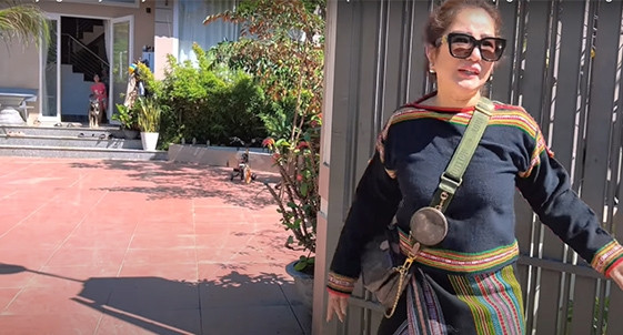 Cách đây không lâu, danh hài Thúy Nga có chuyến làm khách đến nhà của Siu Black ở Kon Tum, qua đó hé lộ cơ ngơi rộng rãi tại quê nhà. Ảnh: YouTube Siu Black