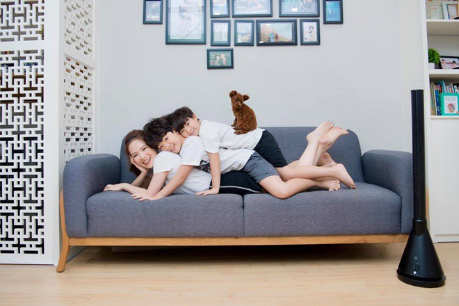 Ban đầu, căn hộ của MC Đan Lê được thiết kế theo kiểu cổ điển. Nhưng sau đó, Đan Lê đã sửa sang lại với tông màu trắng làm chủ đạo, sang trọng và tinh tế hơn.