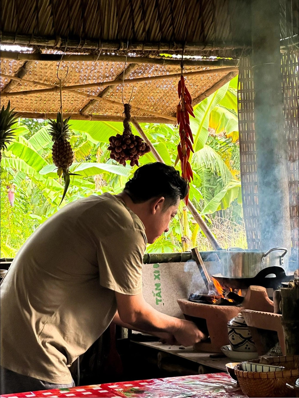 Nam tài tử thường xuyên khoe cuộc sống về quê, làm clip chế biến những món ăn dân dã.