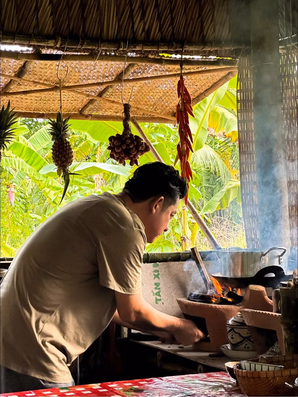 Nam tài tử thường xuyên khoe cuộc sống về quê, làm clip chế biến những món ăn dân dã.