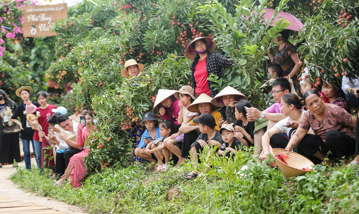 Vai thieu Bac Giang vao thiet ke thoi trang doc la-Hinh-6